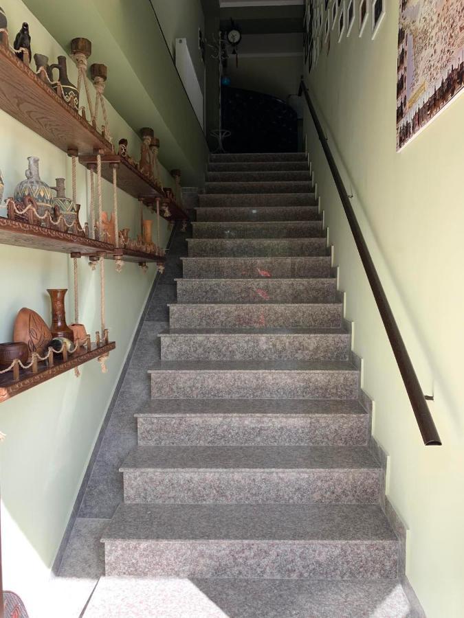 Art Hole Bed & Breakfast Кутаиси Екстериор снимка